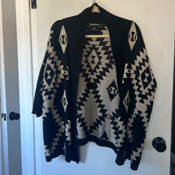 Womens BCBGMaxazria 3/4" Sleeve Aztec Chunky Knit Cardigan. Size S/M - Picture 2 of 7